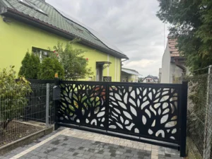 Brama wjazdowa na ogrodzony teren kwater pracowniczych w Bibicach koło Krakowa