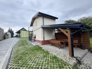 Piętrowy budynek z kwaterami dla pracowników i wiata z ławkami w Bibicach