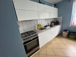 Kuchnia z kuchenką gazową, piekarnikiem, mikrofalówką i czajnikiem dla mieszkańców kwater